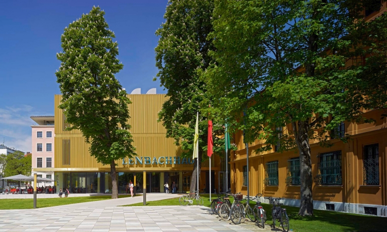 Lenbachhaus_Eingangsbereich_mit_Besucher_gross_04lr.jpg